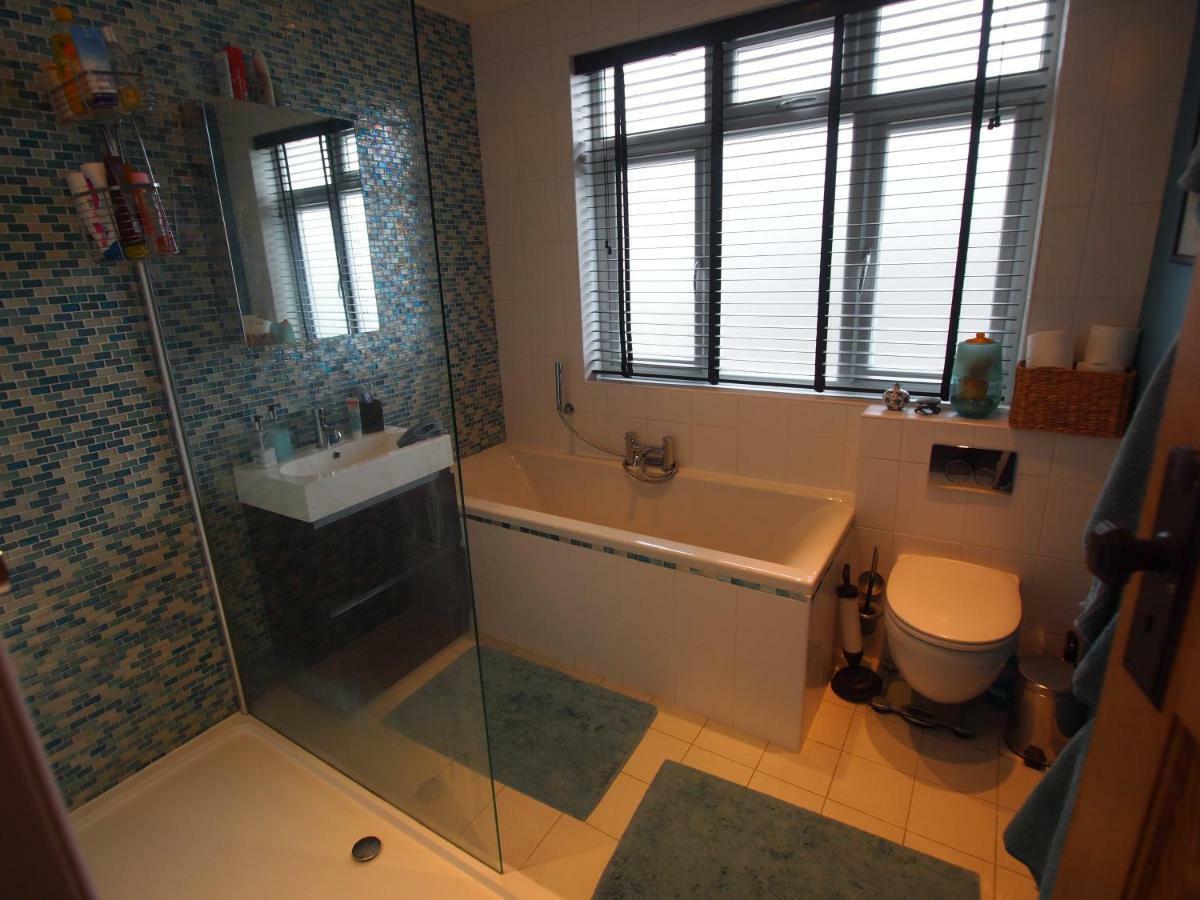 Friendly Home In South London Morden Exterior foto